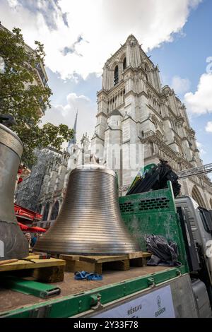 Acht Glocken kehren am 12. September 2024 in den nördlichen Glockenturm der Kathedrale Notre-Dame de Paris im Zentrum von Paris, Frankreich, zurück. Von „Gabriel“ mit einem Gewicht von mehr als vier Tonnen bis hin zum kleineren „Jean-Marie“, benannt zu Ehren von Kardinal lustiger: Am 12. September begrüßt Notre-Dame de Paris die acht Glocken in seinem nördlichen Glockenturm, weniger als drei Monate vor der Wiedereröffnung der Kathedrale. Diese acht Glocken, die die Namen von Persönlichkeiten tragen, die das Leben der Diözese und der Kirche kennzeichneten, wurden im Juli 2023 entfernt, um die Restaurierung des Nordturms zu ermöglichen, der von den Flammen des Riesen betroffen war Stockfoto