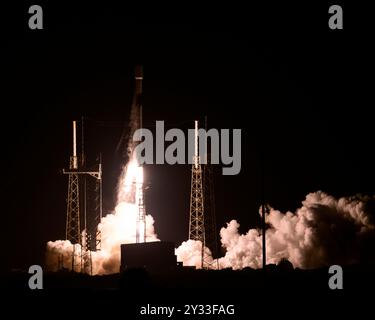 Cape Canaveral, Florida, USA. September 2024. Am 12. September 2024 um 4:52 Uhr EDT startete eine SpaceX Falcon 9-Rakete vom Space Launch Complex 40 auf der Cape Canaveral Space Force Station (CCSFS), Florida. Diese Satelliten sind wesentlich größer und in einer höheren Umlaufbahn, um eine breitere Abdeckung zu ermöglichen. Achteinhalb Minuten nach dem Abheben landete der Startbooster der Rakete auf der Landing Zone-1 bei CCSFS, Florida. (Kreditbild: © Charles Briggs/ZUMA Press Wire) NUR REDAKTIONELLE VERWENDUNG! Nicht für Co Stockfoto