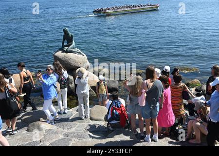 Kopenhagen, Dänemark - 1. August 2024: Touristen in der Nähe der Statue der Kleinen Meerjungfrau in Kopenhagen. Stockfoto