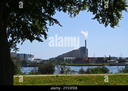 Kopenhagen, Dänemark – 1. August 2024: Amager Bakke, auch bekannt als Amager Slope oder Copenhill, ist ein Kraft-Wärme-Kopplungswerk für Abfall und Energie Stockfoto