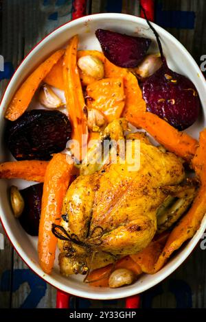 Das Huhn gebacken mit hackfrüchten. top anzeigen.. Stockfoto