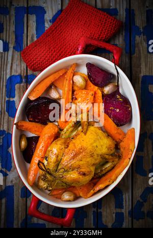 Das Huhn gebacken mit hackfrüchten. top anzeigen.. Stockfoto