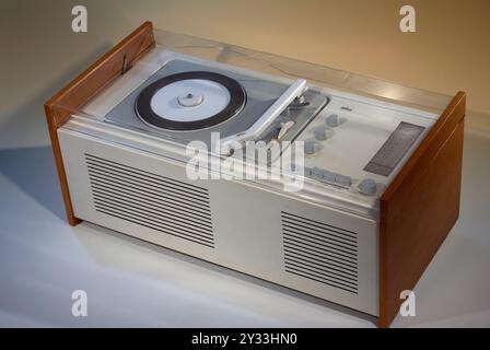 Braun Radio SK 61, Baujahr ca. 1962, analoges Empfangsgerät mit Plattenspieler, berühmtes Designmodell , entworfen von Hans Gugelot und Dieter Rams, Stockfoto