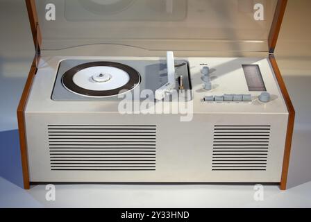 Braun Radio SK 61, Baujahr ca. 1962, analoges Empfangsgerät mit Plattenspieler, berühmtes Designmodell , entworfen von Hans Gugelot und Dieter Rams, Stockfoto