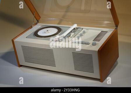 Braun Radio SK 61, Baujahr ca. 1962, analoges Empfangsgerät mit Plattenspieler, berühmtes Designmodell , entworfen von Hans Gugelot und Dieter Rams, Stockfoto