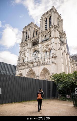 Paris, Frankreich. September 2024. Blick auf die Kathedrale Notre-Dame de Paris während der Ankunft der acht Glocken des Nordgürtels der Kathedrale Notre-Dame de Paris am 12. September 2024. Foto: Eliot Blondet/ABACAPRESS. COM Credit: Abaca Press/Alamy Live News Stockfoto
