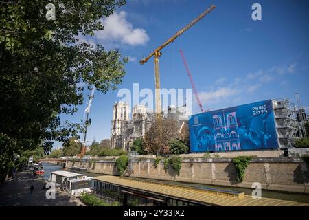 Paris, Frankreich. September 2024. Blick auf die Kathedrale Notre-Dame de Paris während der Ankunft der acht Glocken des Nordgürtels der Kathedrale Notre-Dame de Paris am 12. September 2024. Foto: Eliot Blondet/ABACAPRESS. COM Credit: Abaca Press/Alamy Live News Stockfoto