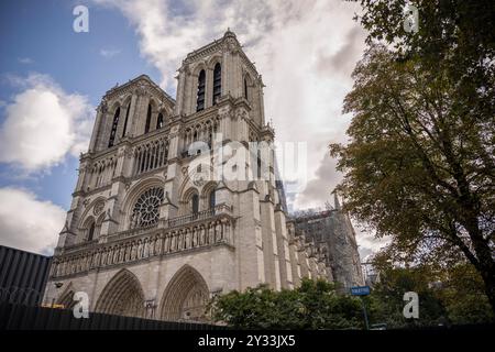 Paris, Frankreich. September 2024. Blick auf die Kathedrale Notre-Dame de Paris während der Ankunft der acht Glocken des Nordgürtels der Kathedrale Notre-Dame de Paris am 12. September 2024. Foto: Eliot Blondet/ABACAPRESS. COM Credit: Abaca Press/Alamy Live News Stockfoto
