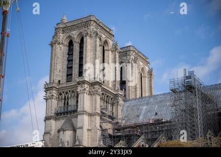 Paris, Frankreich. September 2024. Blick auf die Kathedrale Notre-Dame de Paris während der Ankunft der acht Glocken des Nordgürtels der Kathedrale Notre-Dame de Paris am 12. September 2024. Foto: Eliot Blondet/ABACAPRESS. COM Credit: Abaca Press/Alamy Live News Stockfoto