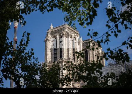 Paris, Frankreich. September 2024. Blick auf die Kathedrale Notre-Dame de Paris während der Ankunft der acht Glocken des Nordgürtels der Kathedrale Notre-Dame de Paris am 12. September 2024. Foto: Eliot Blondet/ABACAPRESS. COM Credit: Abaca Press/Alamy Live News Stockfoto