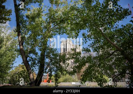 Paris, Frankreich. September 2024. Blick auf die Kathedrale Notre-Dame de Paris während der Ankunft der acht Glocken des Nordgürtels der Kathedrale Notre-Dame de Paris am 12. September 2024. Foto: Eliot Blondet/ABACAPRESS. COM Credit: Abaca Press/Alamy Live News Stockfoto