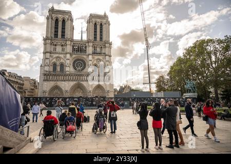 Paris, Frankreich. September 2024. Blick auf die Kathedrale Notre-Dame de Paris während der Ankunft der acht Glocken des Nordgürtels der Kathedrale Notre-Dame de Paris am 12. September 2024. Foto: Eliot Blondet/ABACAPRESS. COM Credit: Abaca Press/Alamy Live News Stockfoto