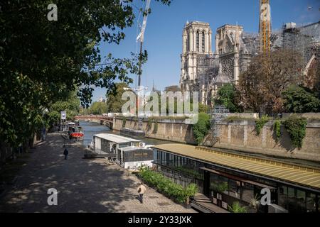Paris, Frankreich. September 2024. Blick auf die Kathedrale Notre-Dame de Paris während der Ankunft der acht Glocken des Nordgürtels der Kathedrale Notre-Dame de Paris am 12. September 2024. Foto: Eliot Blondet/ABACAPRESS. COM Credit: Abaca Press/Alamy Live News Stockfoto