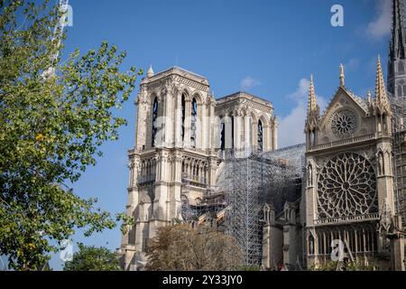 Paris, Frankreich. September 2024. Blick auf die Kathedrale Notre-Dame de Paris während der Ankunft der acht Glocken des Nordgürtels der Kathedrale Notre-Dame de Paris am 12. September 2024. Foto: Eliot Blondet/ABACAPRESS. COM Credit: Abaca Press/Alamy Live News Stockfoto
