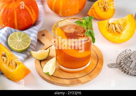 Thanksgiving Margarita, Süßer Kürbis Sträucher Cocktail, Alkohol leckeres Herbstgetränk auf weißem Hintergrund mit Scheiben Kürbisse, Kopierraum Stockfoto