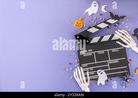 Horrorfilm, Filmabend, Halloween-Kinoparty mit Süßwareneimer, Popcorn, Filmklapperbrett und Halloween-Dekorationen Stockfoto