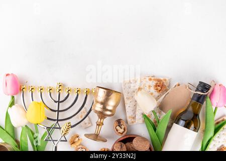 Hintergrund der Pessach-Feier. Traditionelle rituelle jüdische Brotmatzah, roter koscherer Wein, Walnuss, schöne Frühlingsblumen. Jüdischer Osterpesah-Frühling Stockfoto