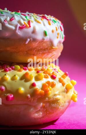 Schließen Sie glasierte Donuts. Pastellfarben. Topping auf Kuchen Stockfoto