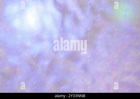 Surrealer Pastellhintergrund mit einer Mischung aus sanften Violett- und sanften Blautönen, die ein atmosphärisches, traumhaftes Bild schaffen, das perfekt für eine ruhige und künstlerische Atmosphäre ist Stockfoto