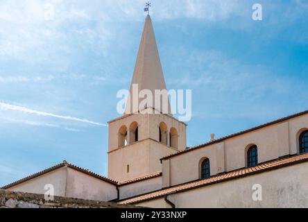 Porec, Istrien, Kroatien - 27. August 2024: Die Euphrasische Basilika in Porec, Kroatien, ist ein beeindruckendes Beispiel mittelalterlicher Sakralarchitektur und gehört zum UNESCO-Weltkulturerbe *** die Euphrasius-Basilika in Porec, Kroatien, ist ein beeindruckendes Beispiel mittelalterlicher Sakralarchitektur und gehört zum UNESCO-Weltkulturerbe Stockfoto