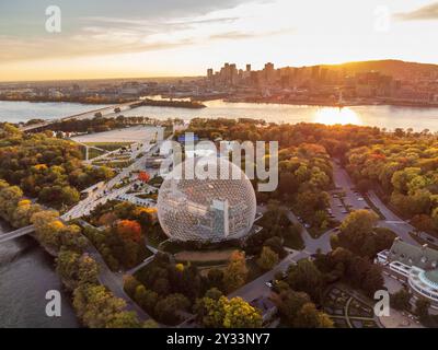 Luftaufnahme der Biosphäre Montreal bei Sonnenuntergang im Herbst, Jean-Drapeau Park, Saint Helen's Island. Skyline von Montreal City im Hintergrund. Stockfoto