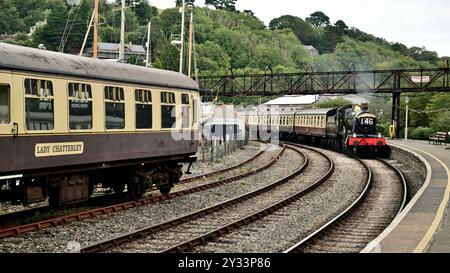 Die GWR Manor Class Lokomotive Nr. 7827 Lydham Manor erreichte den Bahnhof Kingswear an der Dartmouth Steam Railway mit einem Zug von Paignton. Stockfoto