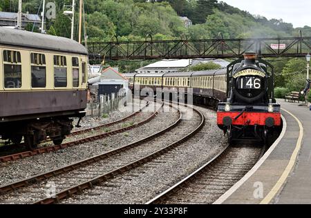 Die GWR Manor Class Lokomotive Nr. 7827 Lydham Manor erreichte den Bahnhof Kingswear an der Dartmouth Steam Railway mit einem Zug von Paignton. Stockfoto