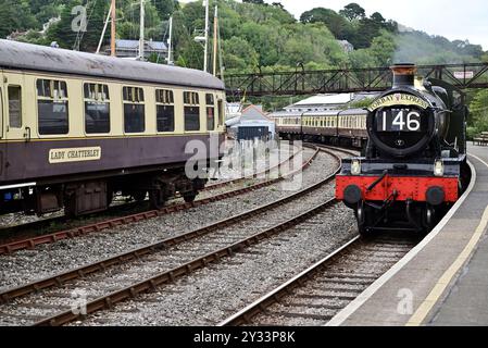 Die GWR Manor Class Lokomotive Nr. 7827 Lydham Manor erreichte den Bahnhof Kingswear an der Dartmouth Steam Railway mit einem Zug von Paignton. Stockfoto