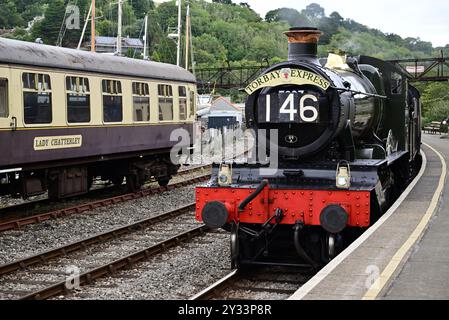 Die GWR Manor Class Lokomotive Nr. 7827 Lydham Manor erreichte den Bahnhof Kingswear an der Dartmouth Steam Railway mit einem Zug von Paignton. Stockfoto