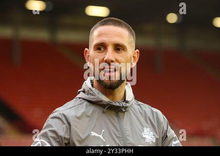 Oakwell Stadium, Barnsley, England - 7. September 2024 Conor Hourihane(14) of Barnsley - vor dem Spiel Barnsley gegen Bristol Rovers, Sky Bet League One, 2024/25, Oakwell Stadium, Barnsley, England - 7. September 2024 Credit: Mathew Marsden/WhiteRosePhotos/Alamy Live News Stockfoto