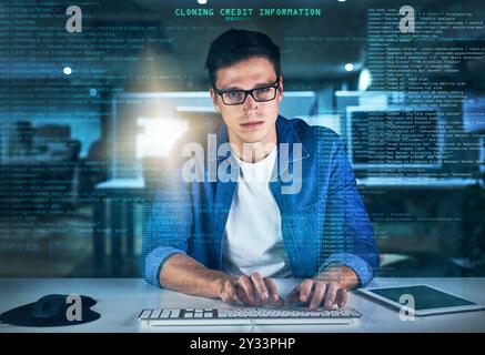 Nacht, Programmierer und Mann im Büro, Eingabe und Überlagerung von Schnittstelle, Tastatur und Software. Dunkel, Dashboard und Coder für Agentur, Informationen Stockfoto