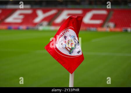 Oakwell Stadium, Barnsley, England - 7. September 2024 Eine allgemeine Ansicht einer Eckfahne im Oakwell Stadium mit dem Barnsley-Vereinswappen - während des Spiels Barnsley gegen Bristol Rovers, Sky Bet League One, 2024/25, Oakwell Stadium, Barnsley, England - 7. September 2024 Credit: Mathew Marsden/WhiteRosePhotos/Alamy Live News Stockfoto