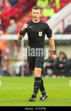 Oakwell Stadium, Barnsley, England - 7. September 2024 Schiedsrichter Edward Duckworth - während des Spiels Barnsley gegen Bristol Rovers, Sky Bet League One, 2024/25, Oakwell Stadium, Barnsley, England - 7. September 2024 Credit: Mathew Marsden/WhiteRosePhotos/Alamy Live News Stockfoto