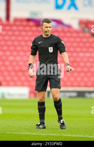 Oakwell Stadium, Barnsley, England - 7. September 2024 Schiedsrichter Edward Duckworth - während des Spiels Barnsley gegen Bristol Rovers, Sky Bet League One, 2024/25, Oakwell Stadium, Barnsley, England - 7. September 2024 Credit: Mathew Marsden/WhiteRosePhotos/Alamy Live News Stockfoto