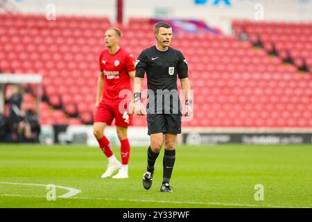 Oakwell Stadium, Barnsley, England - 7. September 2024 Schiedsrichter Edward Duckworth - während des Spiels Barnsley gegen Bristol Rovers, Sky Bet League One, 2024/25, Oakwell Stadium, Barnsley, England - 7. September 2024 Credit: Mathew Marsden/WhiteRosePhotos/Alamy Live News Stockfoto