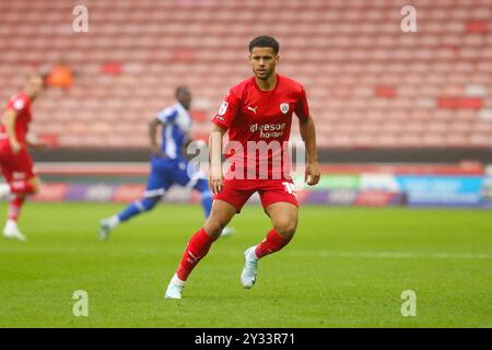 Oakwell Stadium, Barnsley, England - 7. September 2024 Kyran Lofthouse (15) of Barnsley - während des Spiels Barnsley gegen Bristol Rovers, Sky Bet League One, 2024/25, Oakwell Stadium, Barnsley, England - 7. September 2024 Credit: Mathew Marsden/WhiteRosePhotos/Alamy Live News Stockfoto