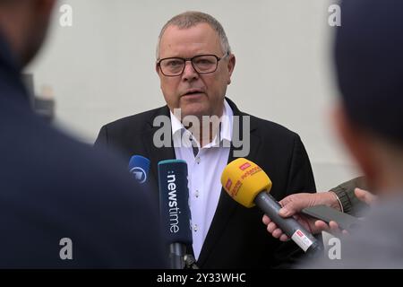 Potsdam, Deutschland. September 2024. Michael Stübgen (CDU), Innenminister Brandenburgs, spricht mit Journalisten. Brandenburgs Innenminister Michael Stübgen (CDU) hat den Verein Islamisches Zentrum Fürstenwalde al-Salam verboten. Quelle: Michael Bahlo/dpa/Alamy Live News Stockfoto