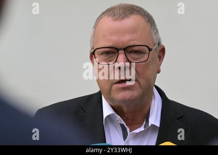 Potsdam, Deutschland. September 2024. Michael Stübgen (CDU), Innenminister Brandenburgs, spricht mit Journalisten. Brandenburgs Innenminister Michael Stübgen (CDU) hat den Verein Islamisches Zentrum Fürstenwalde al-Salam verboten. Quelle: Michael Bahlo/dpa/Alamy Live News Stockfoto