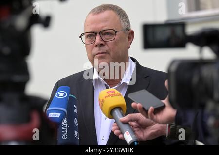 Potsdam, Deutschland. September 2024. Michael Stübgen (CDU), Innenminister Brandenburgs, spricht mit Journalisten. Brandenburgs Innenminister Michael Stübgen (CDU) hat den Verein Islamisches Zentrum Fürstenwalde al-Salam verboten. Quelle: Michael Bahlo/dpa/Alamy Live News Stockfoto