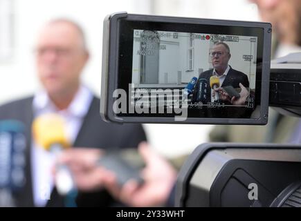 Potsdam, Deutschland. September 2024. Michael Stübgen (CDU), Innenminister Brandenburgs, spricht mit Journalisten. Brandenburgs Innenminister Michael Stübgen (CDU) hat den Verein Islamisches Zentrum Fürstenwalde al-Salam verboten. Quelle: Michael Bahlo/dpa/Alamy Live News Stockfoto