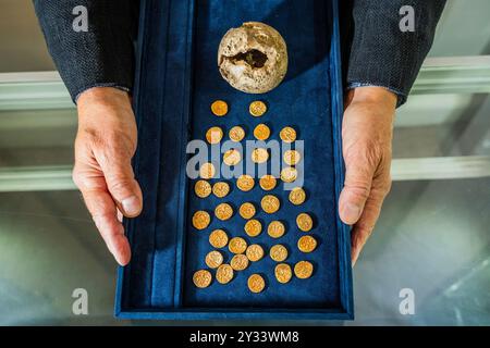 London, Großbritannien. September 2024. Eine Sammlung von 35 Goldmünzen oder Statern, die Tony Asquith mit seinem Minelab Equinox 800 im August 2022 in Kent entdeckte, zusammen mit neun Fragmenten eines Feuersteinknotens, der rekonstruiert wurde, wird voraussichtlich 20.000 £ einbringen, wenn Noonans Mayfair am Mittwoch, den 18. September 2024, angeboten hat. Tony, der im Ruhestand ist und seit über 45 Jahren aufspürt. Die Statere datieren auf etwa 55 v. Chr., nachdem Julius Cäsar Gallien erobert und versucht hatte, in Großbritannien einzumarschieren, und wurden im Feuersteinknoten verborgen. Guy Bell/Alamy Live News Stockfoto