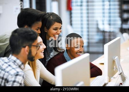 Menschen, Bildung und Computerlabor an der Universität mit Teamarbeit, Zusammenarbeit und Erfolg im IT-Kurs. Studenten, Technologie und Stipendium in Stockfoto