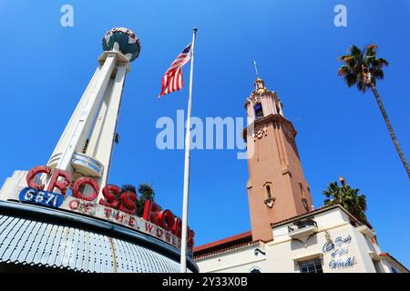 Crossroads of the World, erbaut 1936, ist ein historisches Wahrzeichen in Hollywood am 6671 Sunset Blvd, Los Angeles Stockfoto