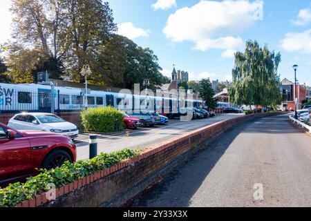 Bei einem Spaziergang durch den Parkplatz am Bahnhof Windsor & Eton Riverside wird ein Zug am Bahnsteig erwartet. Stockfoto