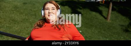 Eine freudige Frau nimmt die Energie der Fitness im Freien auf. Stockfoto