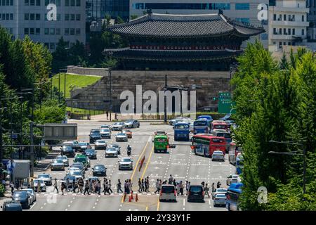 Ein allgemeiner Blick auf das Namdaemun Gate, eines der Symbole von Seoul, und Seouls zentralen Boulevard von Norden nach Süden. Namdaemun (Südgroße Tür), offiziell bekannt als Sungnyemun (zu Ehren des Anstands Tor), ist eines der acht Tore in der Festungsmauer von Seoul, Südkorea. Stockfoto