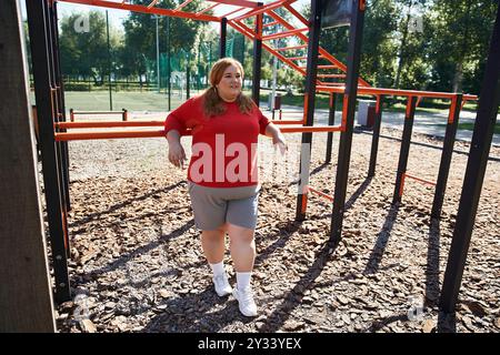 Eine freudige Frau übt im Freien in einer lebhaften Parklandschaft. Stockfoto