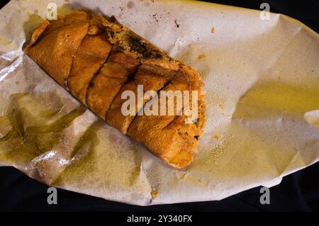 Schuss auf Terang Bulan oder süßen Martinabak. Typisch indonesisches Essen. Stockfoto