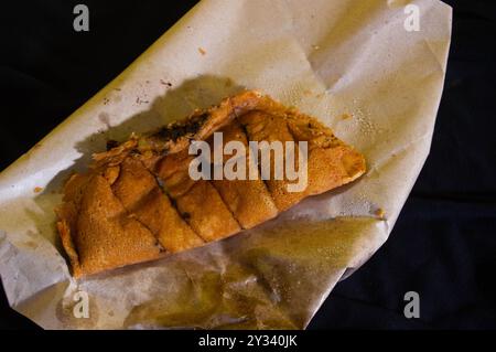 Schuss auf Terang Bulan oder süßen Martinabak. Typisch indonesisches Essen. Stockfoto