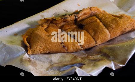 Schuss auf Terang Bulan oder süßen Martinabak. Typisch indonesisches Essen. Stockfoto